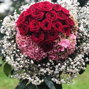 Blumenstrauß mit roten Rosen